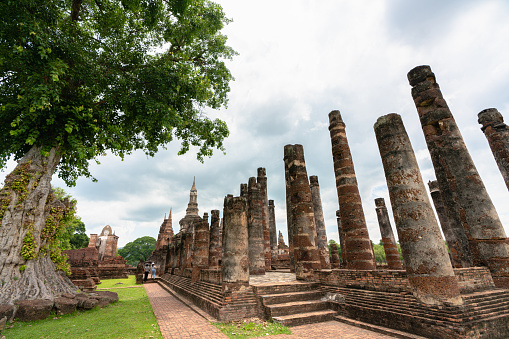 Sukhothai Historical Park It is an important temple of Sukhothai. Inside there is an important historical site. Pagoda Mahathat in the shape of Phum Khao Bin