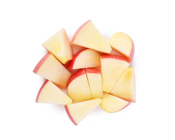 rodajas de manzana roja fresca aislada sobre blanco - isolated apple slices fotografías e imágenes de stock