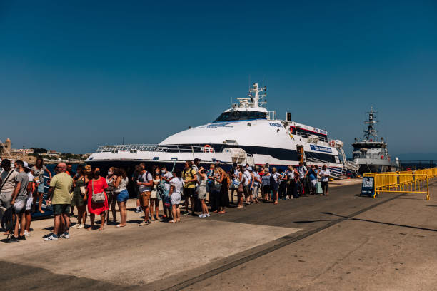 31 de julho de 2022 - rhodes old town, dodecanese islands, grécia, europa: terminal de balsas, iates e barco. fotografia de paisagem, foto da cidade de rhodes. viajando pela grécia, conceito turístico grego. - ferry terminal - fotografias e filmes do acervo