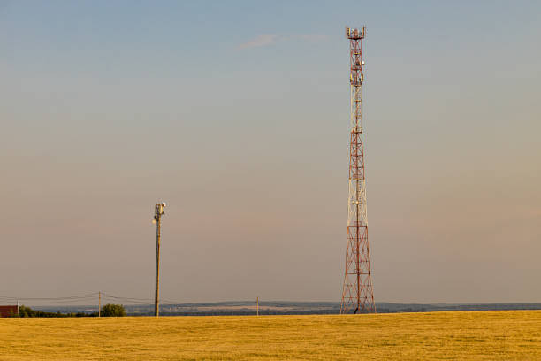 wieża komunikacyjna stoi na polu na wsi - arm bone audio zdjęcia i obrazy z banku zdjęć