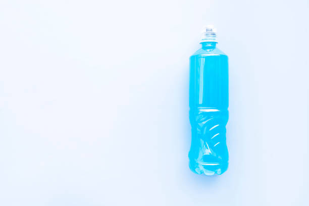 isotonic sports drink is a 'typical' sports drink. This type of sports drink has the same osmolarity as body fluids and is therefore the most effective way to rehydrate both during and following exercise bebida energética isotónica embotellada aislada - bebida deportiva hidrolizada azul. hidratación corporal, resuelve el problema de deshidratación durante la carrera, haciendo yoga, entrenamiento cardiovascular. concepto de fitness. tendido plano. horiz