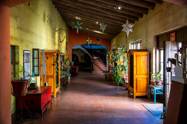 el foyer del hotel la posada - winslow arizona fotografías e imágenes de stock