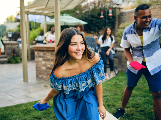 コーンホールビーンバッグトスゲームをプレイバックヤードパーティー - cornhole leisure games outdoors color image ストックフォトと画像