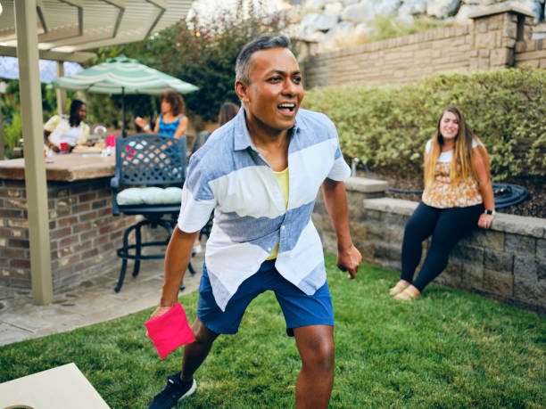 뒤뜰 파티 재생 콘홀 콩 가방 던지기 게임 - cornhole leisure games outdoors color image 뉴스 사진 이미지