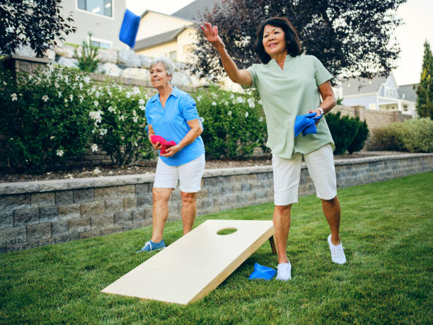 뒤뜰 파티 재생 콘홀 콩 가방 던지기 게임 - cornhole leisure games outdoors color image 뉴스 사진 이미지