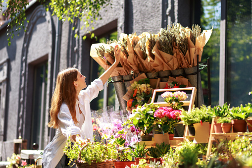 mujer elige un ramo en el mercado de flores photo