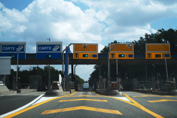 barriera di pedaggio sull'autostrada - toll booth foto e immagini stock