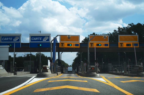 платный шлагбаум на шоссе - toll booth стоковые фото и изображения