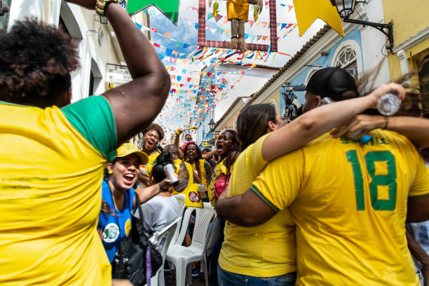 les fans brésiliens célèbrent le but du match entre le brésil et le costa rica pour la coupe du monde 2018 en russie. - championnat de sport photos et images de collection