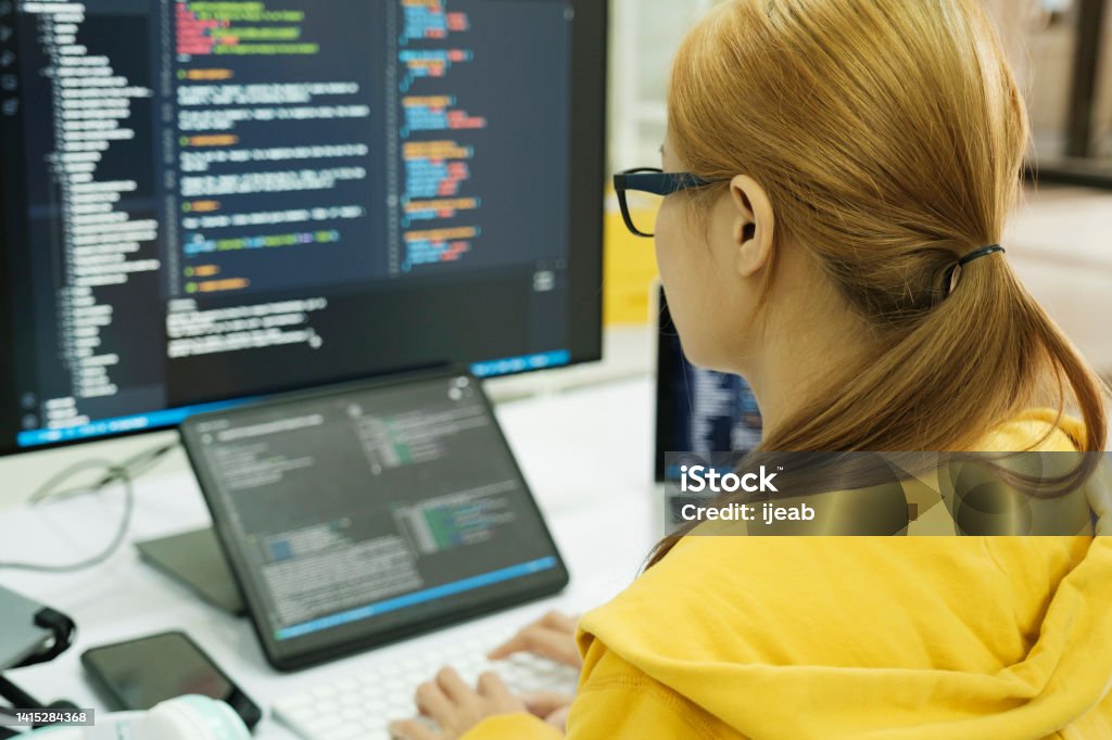 Foto de O Programador De Closeup É Software De Codificação E ...