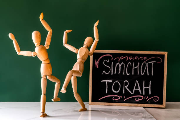 el concepto de celebrar la fiesta judía simjat torá. dos hombres de madera bailan - torah ark fotografías e imágenes de stock