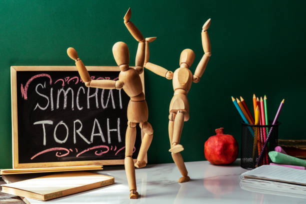 ユダヤ人の休日シムチャットトーラーを祝うというコンセプト。二人の木造男性が踊っている - torah ark ストックフォトと画像