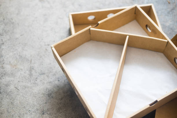 板紙で作られた引き出しの空のクラフト紙箱を開きます。 - wrapped food hole container asia ストックフォトと画像