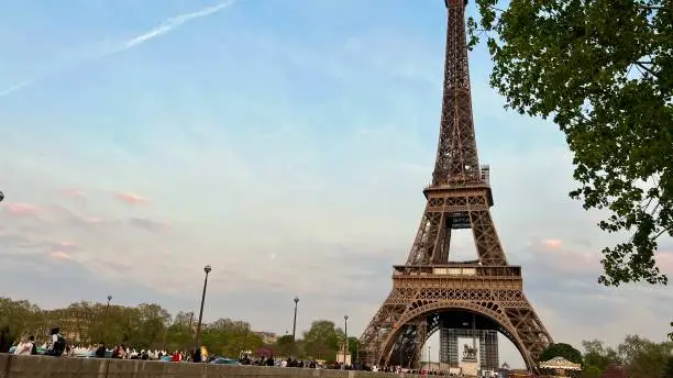 Photo of The Eifel Tower in the evening is a good screensaver for advertising a trip to Paris