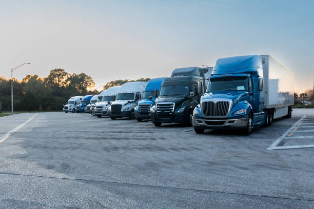 camiones en el estacionamiento - fleet of vehicles fotografías e imágenes de stock