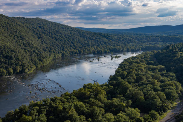 blick auf den potomac river von den weverton cliffs - blue ridge mountains appalachian mountains appalachian trail forest stock-fotos und bilder