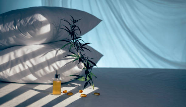 dormitorio de noche con aceite de cbd, cápsulas y una rama de cannabis. producción de melatonina, un concepto para combatir los trastornos del sueño - narcotic medicine pill insomnia fotografías e imágenes de stock