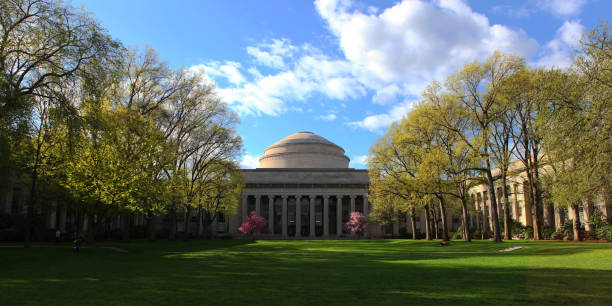 a grande cúpula no mit na primavera, cambridge, massachusetts, eua - massachusetts institute of technology university massachusetts dome - fotografias e filmes do acervo