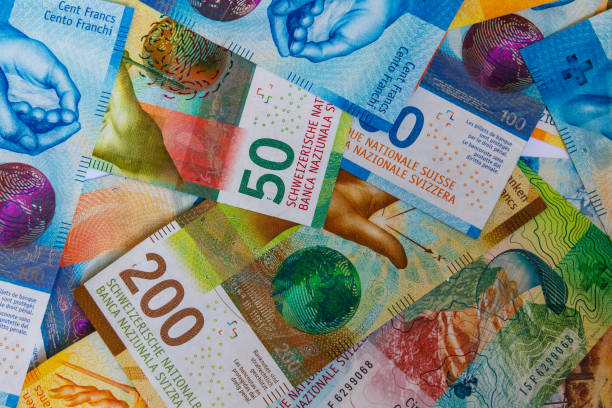 background of the different swiss francs banknotes - swiss francs swiss currency switzerland finance imagens e fotografias de stock