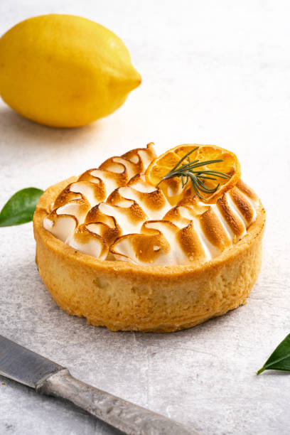 лимонное безе на винтажном фоне - lemon meringue pie pie pastry crust portion стоковые фото и изображения