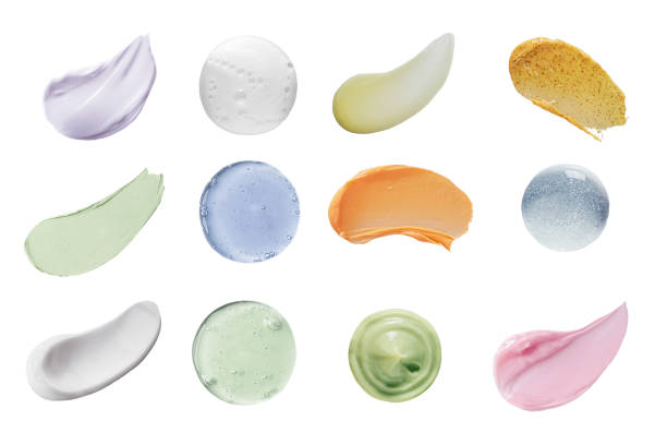 frottis de différentes couleurs produits cosmétiques isolés sur fond blanc. collage - crushed make up cosmetics lipstick photos et images de collection