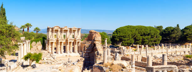 библиотека цельсия на улице куретес в древнем городе эфес. - celsius library стоковые фото и изображения
