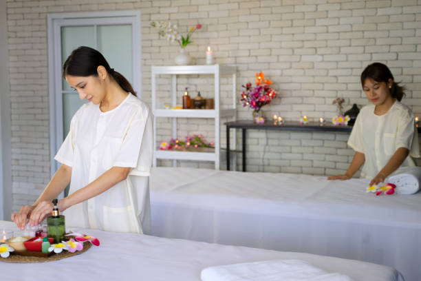 сотрудники работают в спа и курортном отеле. - thai ethnicity massaging thailand thai culture стоковые фото и изображения
