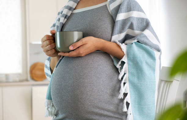беременная женщина и чашка - anticipation built structure indoors image technique стоковые фото и изображения