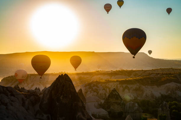 impresionante vista de la mañana y globos en capadocia despegando al amanecer. - goreme rural scene sandstone color image fotografías e imágenes de stock