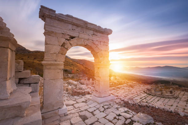 la fuente antoninler es una fuente histórica ubicada en la antigua ciudad de sagalassos en el distrito de ağlasun de la provincia de burdur. - roman agora fotografías e imágenes de stock