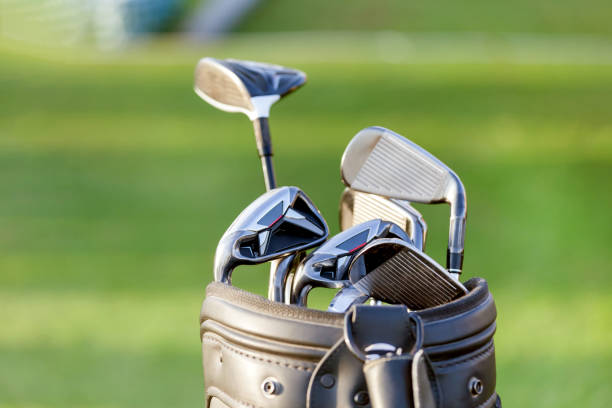 golfschläger am golfplatz, nahaufnahme - golf golf course swinging isolated stock-fotos und bilder