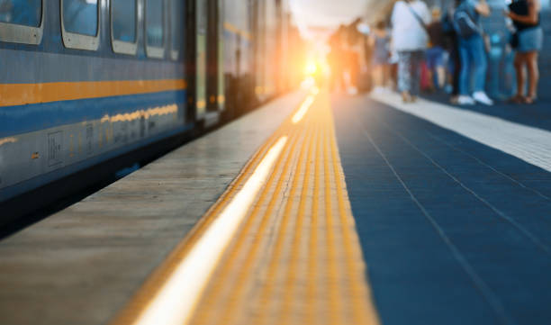 stazione ferroviaria centrale con persone a napoli, italia. - treno pendolare foto e immagini stock