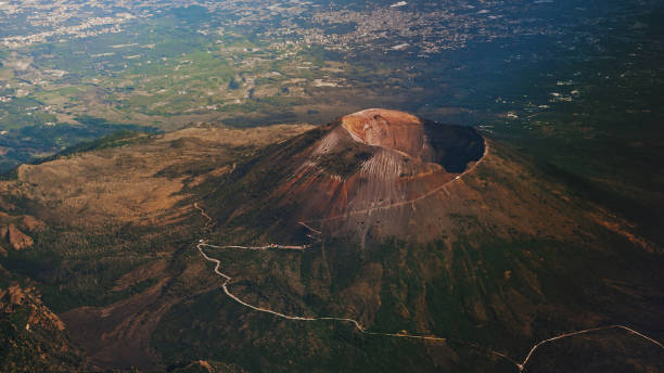 volcán vesubio italiano desde el aire. - paisaje volcánico fotografías e imágenes de stock