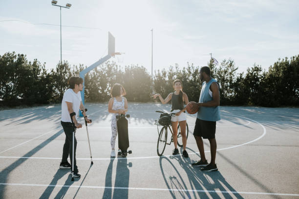 gruppe von freunden, die sich nach der arbeit zum basketball treffen - skateboard court stock-fotos und bilder