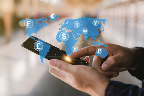 Man holding a smartphone to do online financial transactions for overseas spending. Work in the global financial market via mobile device. money transfer and exchange, global currency concepts. hombre que sostiene un teléfono inteligente para realizar transacciones financieras en línea para gastos en el extranjero. trabajar en el mercado financiero global a través de dispositivos móviles. transferencia e intercambio de dinero, conceptos de mo