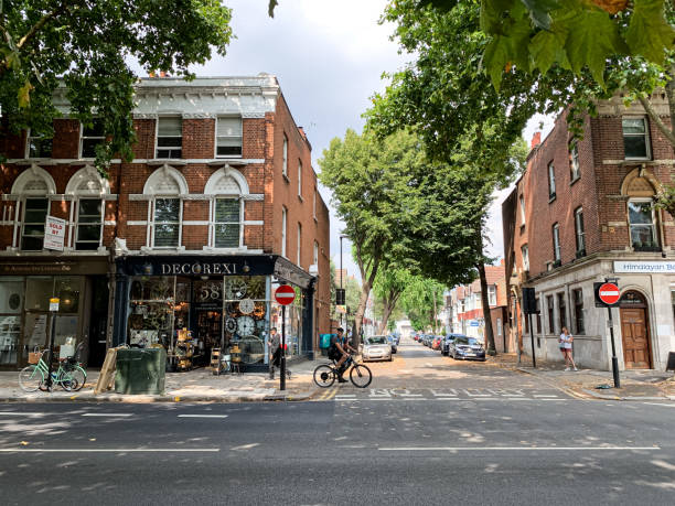 вид на чизвик хай роуд в чизвике, западный лондон. - chiswick стоковые фото и изображения