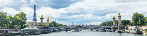 ponte pont alexandre iii e torre eiffel em paris, frança - paris france panoramic seine river bridge - fotografias e filmes do acervo