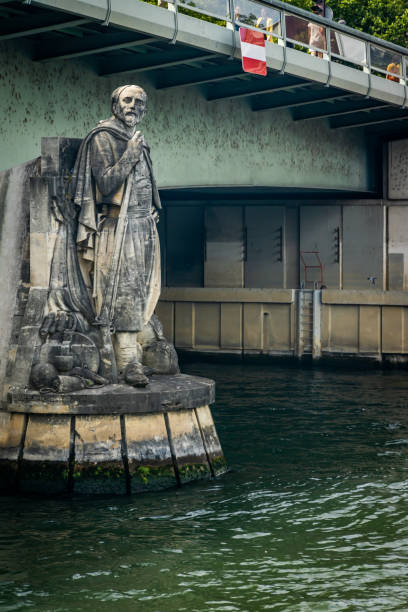 pomnik zouave w paryżu na moście pont de l'alma - historyczny światowy wypadek zdjęcia i obrazy z banku zdjęć