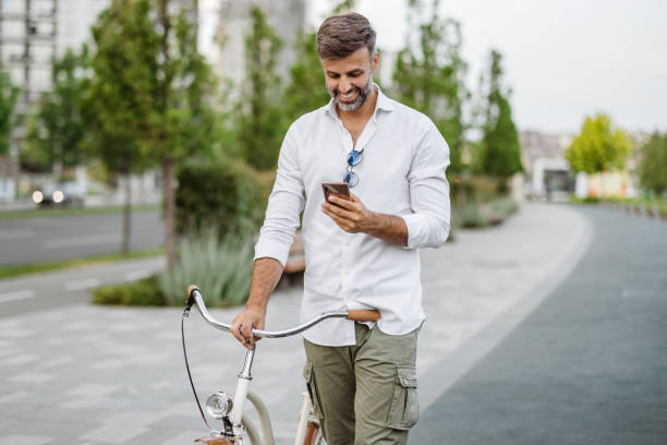 istock Keeping up with all his connections 1415401115