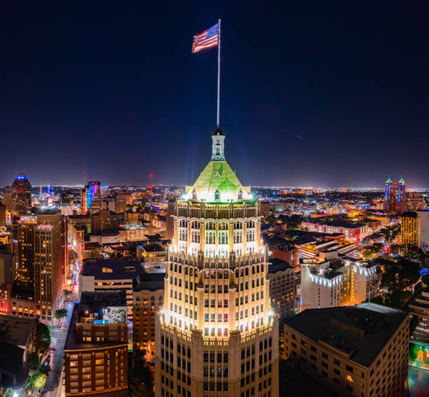 architektur in der innenstadt von san antonio bei nacht - texas state flag stock-fotos und bilder