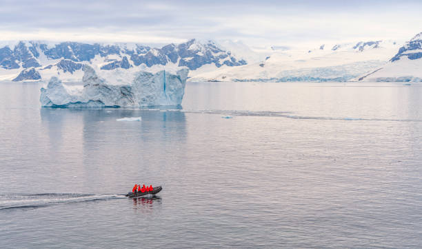 expediciones - cruceros en zodiac a través del paisaje de icebergs antárticos en portal point, que se encuentra en la entrada de la bahía de charlotte en la península de reclus, en la costa oeste de graham land. - glacier bay national park fotografías e imágenes de stock