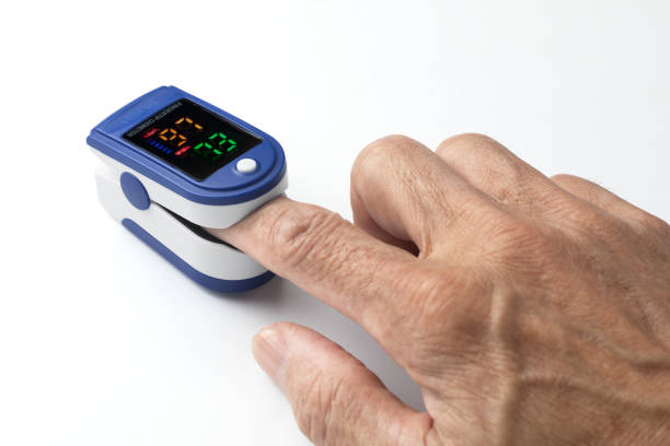 pulse oximeter device for measuring the amount of oxygen in the blood on white background - taking pulse oximeter medical oxygen equipment human lung imagens e fotografias de stock