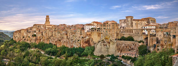 Pitigliano, Grosseto, Tuscany, Italy: landscape at dawn of the picturesque medieval town founded in Etruscan time on the tuff hill Pitigliano, Grosseto, Tuscany, Italy: landscape at dawn of the picturesque medieval town founded in Etruscan time on the tuff hill pitigliano stock pictures, royalty-free photos & images