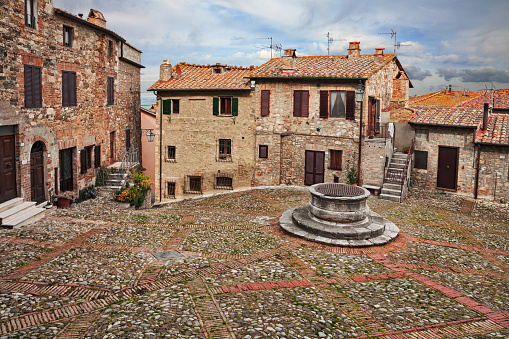 Castiglione d'Orcia, Siena, Tuscany, Italy: the square Piazza del Vecchietta with a 16th century well in the old town of the Val d'Orcia village