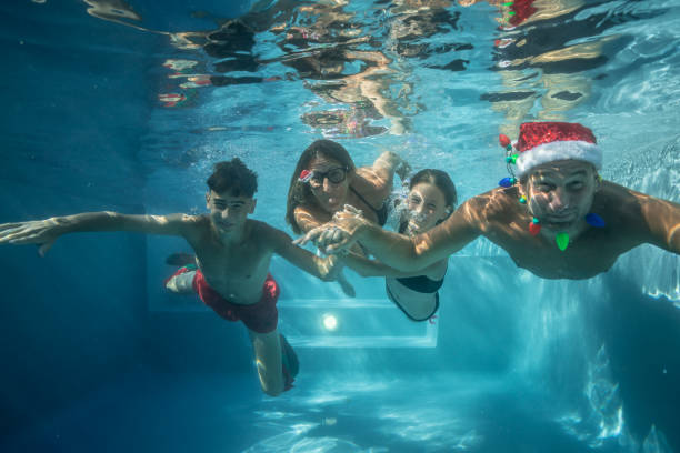szczęśliwa zabawna rodzina życząca wesołych świąt pod wodą - underwater mine zdjęcia i obrazy z banku zdjęć