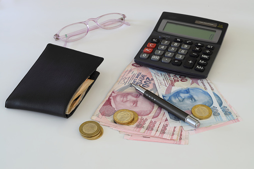 Lira turca con una calculadora y un bolígrafo photo