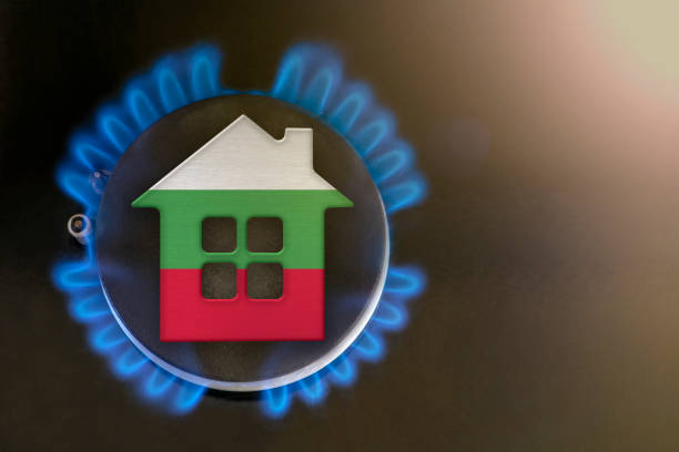 gas crisis. Rising utility costs in Bulgaria. Energy crisis, export-import problems in Bulgaria. The concept, gas burner and house model are colored in the colors of the flag crisis del gas. aumento de los costos de los servicios públicos en bulgaria. crisis energética, problemas de exportación e importación en bulgaria. el concepto, el quemador de gas y el modelo de la casa están coloreados en los colores de la bandera.