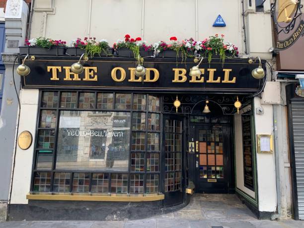 stara fasada pubu bell tavern znajduje się przy fleet street w city of london - christopher wren zdjęcia i obrazy z banku zdjęć