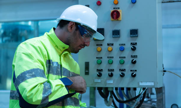 기계 공장의 수석 엔지니어 준비 상태를 확인하기 위해 기계의 전자 회로를 점검 - computer control room hardhat computer monitor 뉴스 사진 이미지