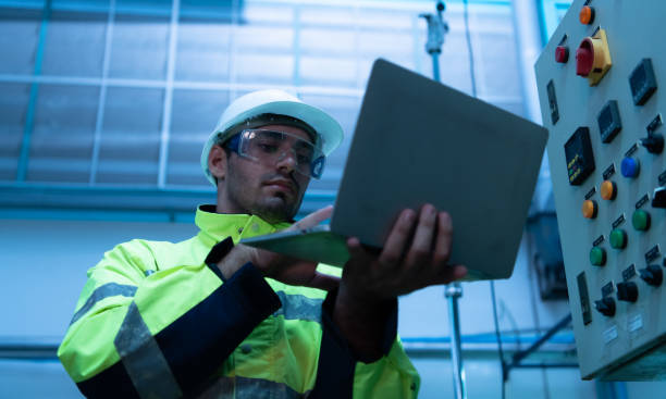 기계 공장의 수석 엔지니어 준비 상태를 확인하기 위해 기계의 전자 회로를 점검 - computer control room hardhat computer monitor 뉴스 사진 이미지